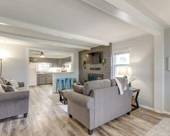 Walkable and Updated Nevada Home Family Friendly! - Nevada - Вітальня