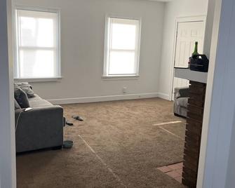 New unit really a creative space to clear your mind - Toledo - Living room