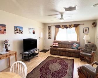 Cozy, Comfortable, Quiet, Private Apartment - Blanding - Olohuone