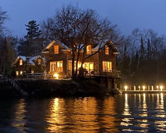 Enchanting Views from Unique Hand Crafted Waters Edge Cottage - Copper Harbor - Building