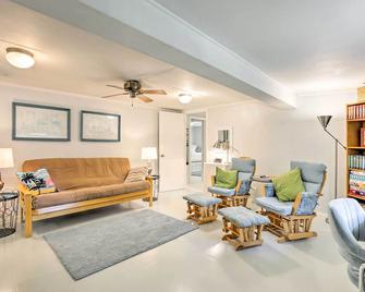 Cozy OBrien Home with Fire Pit and Patio Near Rivers! - Branford - Living room
