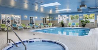 Holiday Inn Express & Suites Saskatoon Centre - Saskatoon - Bể bơi