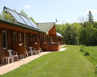 Quiet Bay Inn & Café - Magnetawan - Patio