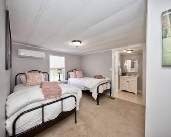 Watch Deer from a Farm Cottage - Bel Air - Schlafzimmer