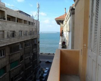 Triomphe Hostel - Alexandria - Balcony