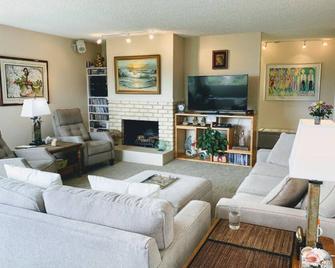 Spacious Home, Beautiful Gardens, Ocean View - Seaside - Living room