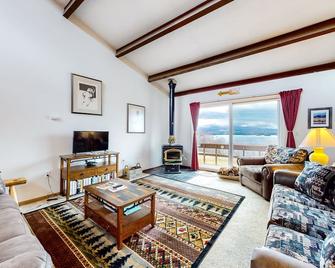 Lakeview Condo - Greenville - Living room