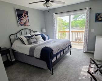 LOZ Oasis with Kayaks, Private Dock, Fire Pit & more! - Sunrise Beach - Habitación