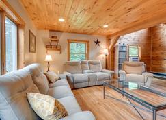 Meredith Home with Deck 6 Mi to Lake Winnipesaukee! - Meredith - Stue