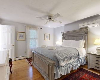 Historic Barnstable Village Home w/ Private Yard - Near Beach - Barnstable - Bedroom