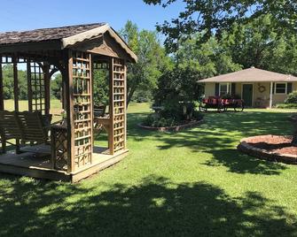 Adorable Guest Cottage - Cleburne - Patio