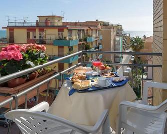 Hotel La Marina - San Bartolomeo al Mare - Балкон