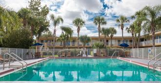 Days Inn by Wyndham Daytona Beach Speedway - Daytona Beach - Pool