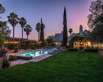 Surrounded by luxury & charm - on 5 acre citrus orchard - peaceful & private - Ojai - Pool