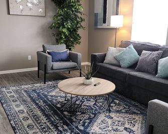 Cute and Cozy Apartment close to several highways - Blue Springs - Living room