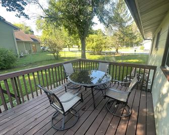 Charming 3-Bedroom Home with Modern Amenities Family & Pet Friendly - Menomonie - Balkon