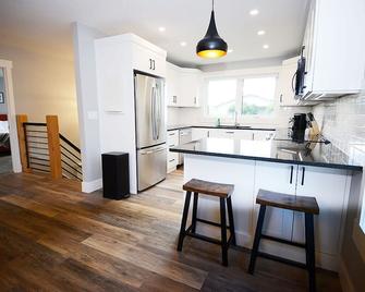 BRAND NEW modern 2-bedroom, close to the mountains. - Pincher Creek - Kuchyň