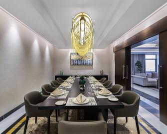 Mövenpick Hotel And Residences Riyadh - 利雅德 - 餐廳