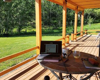 Come stay in a new 6 guest Cabin, Wildwood near Waterton, Crowsnest Pass, Castle - Bellevue - Patio