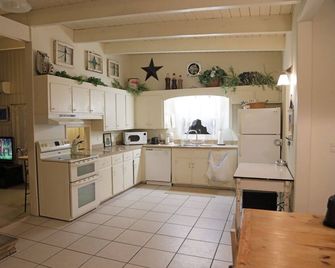 Charming 1960 Lakefront Cottage Stunning Sunsets Covered Boat Dock Pet friendly - Hernando - Kitchen