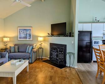 30 (33831) North Hampton - Clearwater - Frankford - Living room