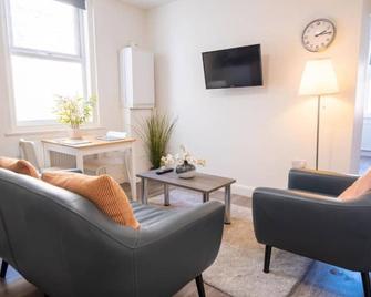 Westcliffe Apartments - Southport - Living room