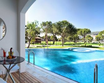 Batihan Beach Resort & Spa - קושאדסי - בריכה