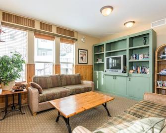 Large balcony, walk out condo at base of Silver Queen Chair - Pet friendly! - Vernon - Salon