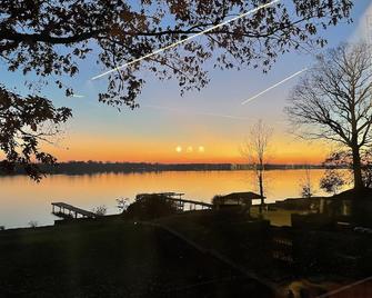 Romantic New Renovated Suite On Niagara River - Grand Island