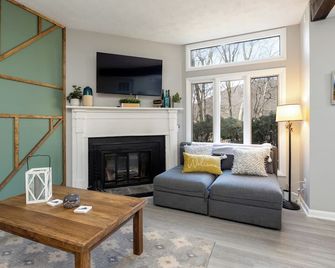 The Modern Mountain Condo - Wintergreen - Living room