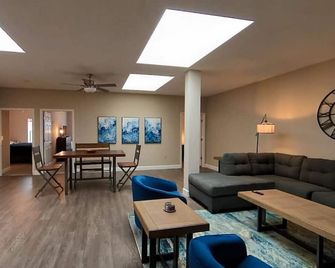 Suites on Mass - 911 Massachusetts suite C2 - Lawrence - Obývací pokoj
