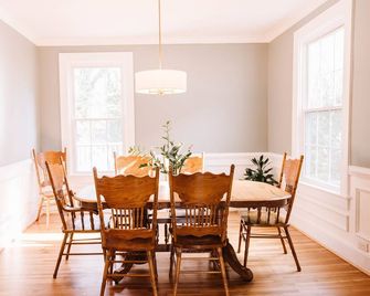 The Marshall House- walk to Averett & Downtown- 5 mins to Caesars Virginia - Danville - Dining room