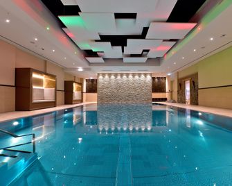 Radisson Blu Hotel Bonn - בון - בריכה
