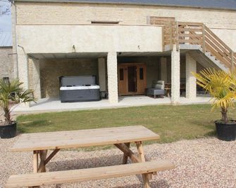 Logis Du Grand Pin - Saint-Martin-des-Entrées - Patio