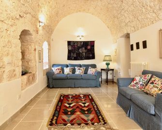 Beautifully restored 16th Century farmhouse with large private pool - Castellana Grotte - Olohuone