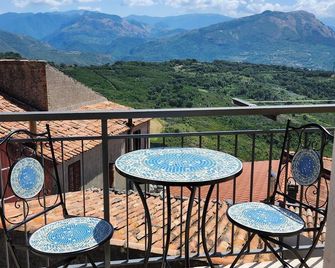 Centrally Located Home with View - Santa Domenica Talao - Balcón
