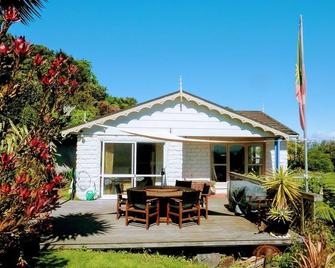 Views, Sun, Outdoor Living & Walk To The Beach! - Nelson - Innenhof