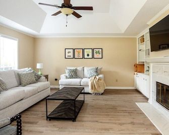 Modern 3br Retreat | Fast Wifi Included - Montgomery - Living room