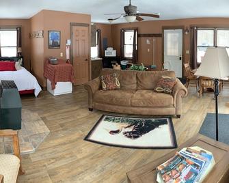 The Pond Cottage at Rustic River Retreats-quiet & secluded Wine Country getaway - Austinburg - Soggiorno