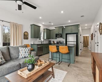 Cozy apartment located a short drive north of Conway, AR! - Greenbrier - Kitchen