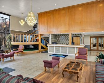 Days Inn & Suites by Wyndham Logan - Logan - Lobby