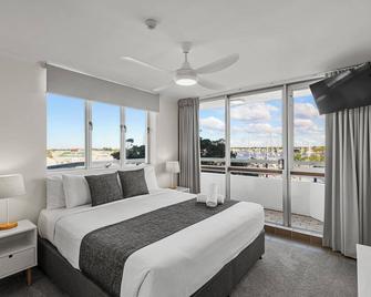 Newport Mooloolaba Apartments - Mooloolaba - Bedroom