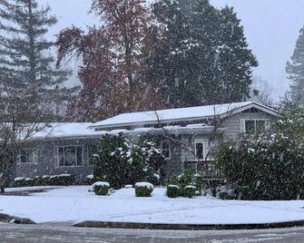 Pet Friendly, Cozy Orchard House, blocks from the University of Oregon - Eugene - Building