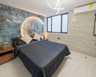 3 bedroom apartment, one block from lleras park p12 in medellin - Santa Helena - Bedroom