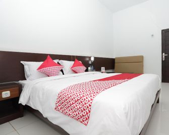 OYO 1129 Hotel Royal - Палангкарая - Спальня