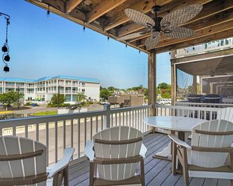 Charlie's Bayside Retreat - Pet friendly, In town! - Chincoteague - Balcony
