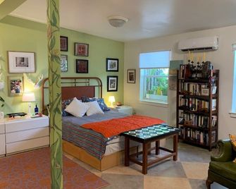 Charming Garden Cottage Close To The City Center, Health District & Wynwood - Miami - Bedroom