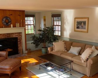Unique and Charming Home In Portsmouth's Historic District. - Portsmouth - Wohnzimmer