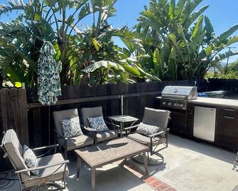 Centrally Located Studio with Private Entrance and Furnished Patio with BBQ - Thousand Oaks - Patio