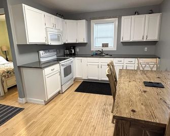 Full house with upper and lower decks . front yard borders the park, lake view - Escanaba - Cocina